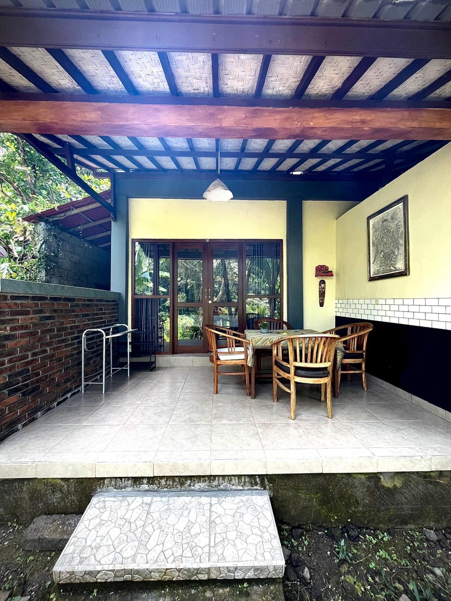 Gasthuis Khrisna Hs And Sidemen (Bali)