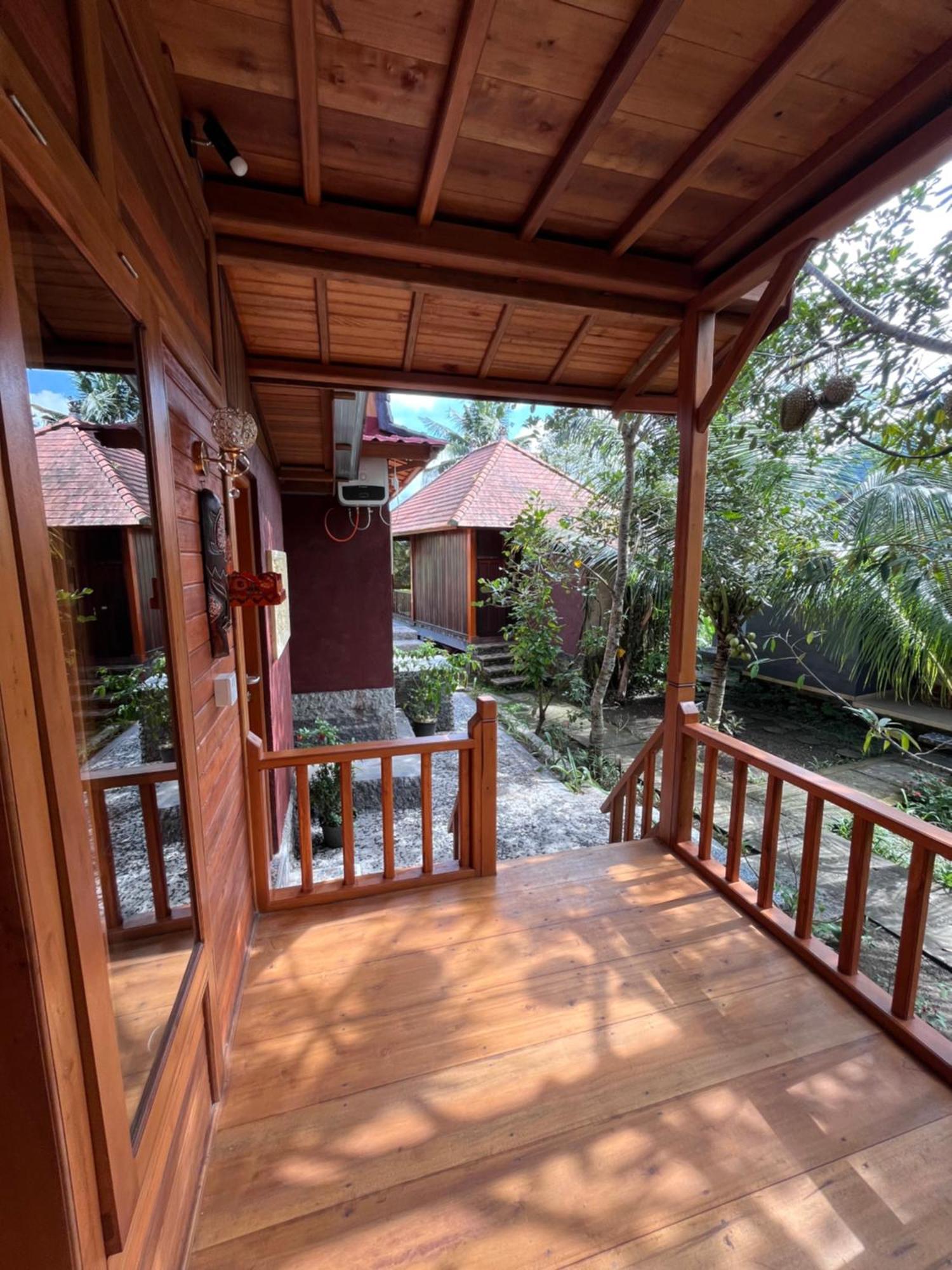 Khrisna Hs And Gasthuis Sidemen (Bali)